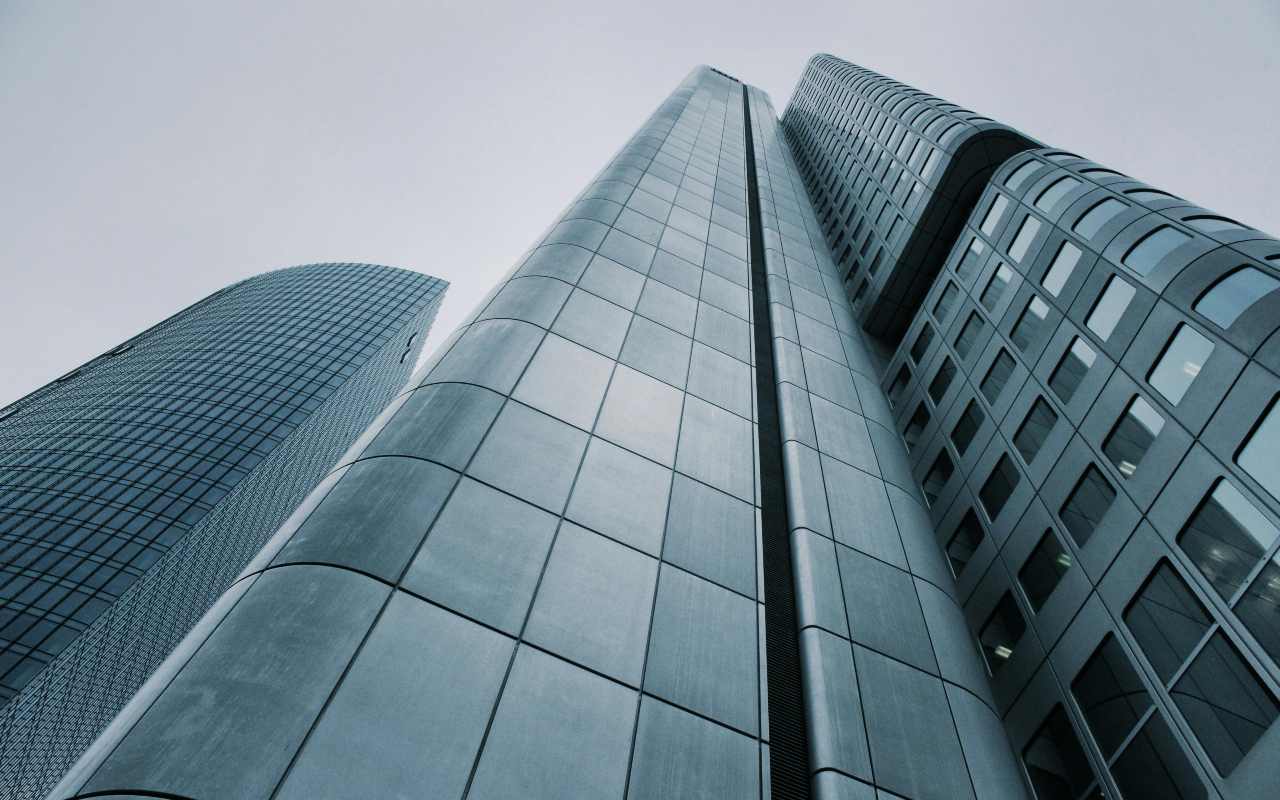 Pogled na modernu zgradu