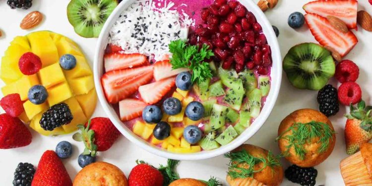 Razno isečeno voće u beloj keramičkoj činiji