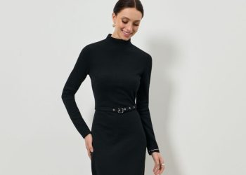 Devojka u crnoj haljini