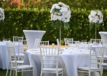 Stolovi stolice tiffany u bašti