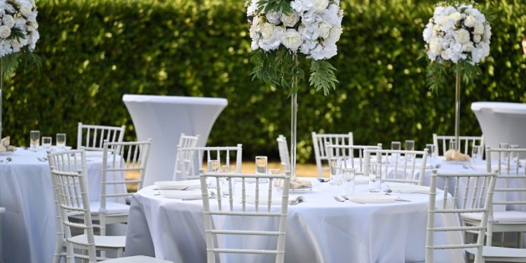 Stolovi stolice tiffany u bašti