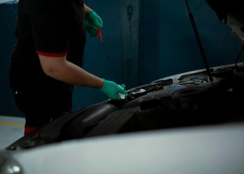 Tehničar pored otvorenog motora