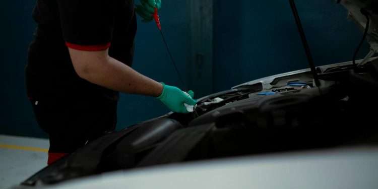 Tehničar pored otvorenog motora