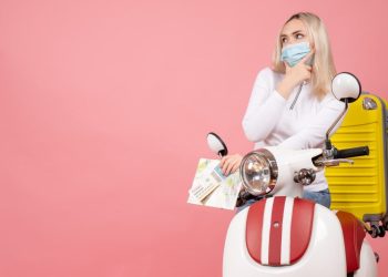 dentalni-turizam-zena-na-motoru