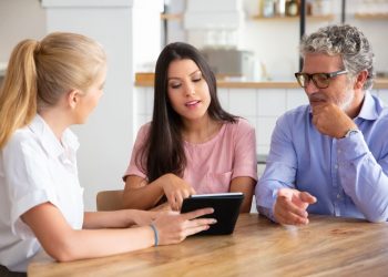 Tri osobe na sastanku u kući.