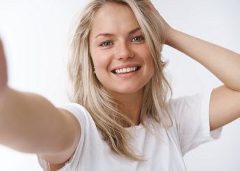 lice devojke sa osmehom