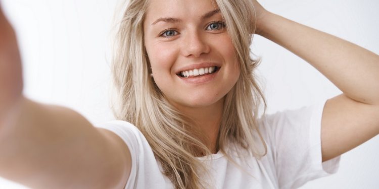 lice devojke sa osmehom