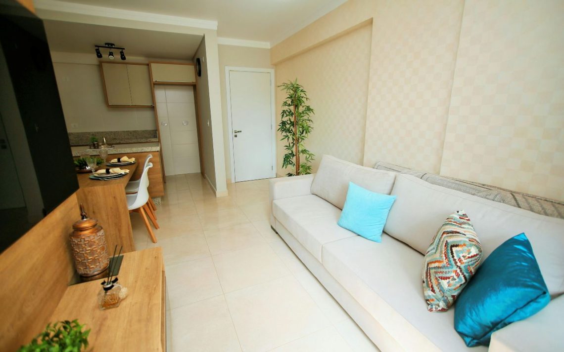 Beli kauč u dnevnoj sobi u malom stanu