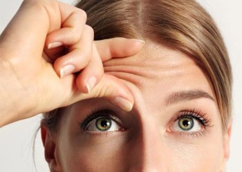 Zabrinuta mlada žena bore na čelu