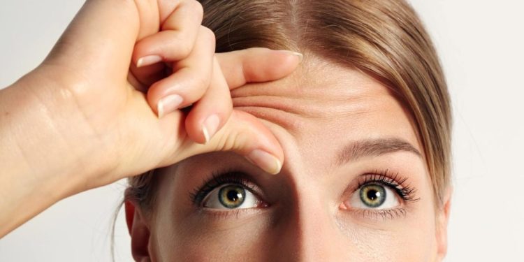 Zabrinuta mlada žena bore na čelu