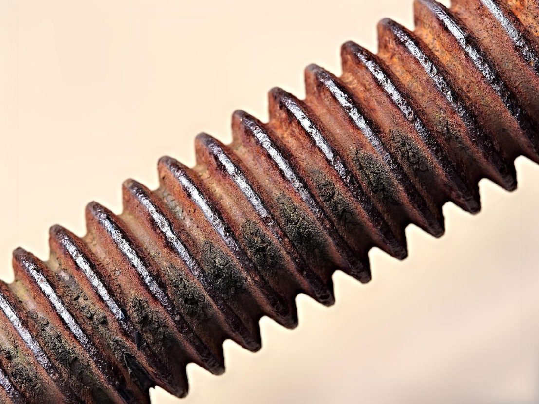 Makro snimak zarđalih navoja metalne šipke