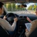 Intruktorka sa polaznikom auto škole u kolima