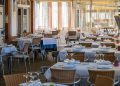 Lepo uređen restoran sa stolovima i stolicama