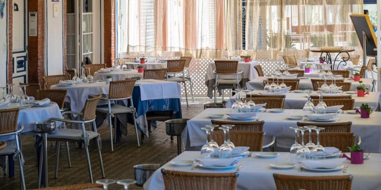 Lepo uređen restoran sa stolovima i stolicama