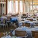 Lepo uređen restoran sa stolovima i stolicama