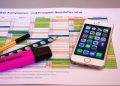 iPhone telefon na papiru na kome je newsletter
