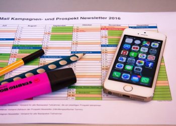 iPhone telefon na papiru na kome je newsletter
