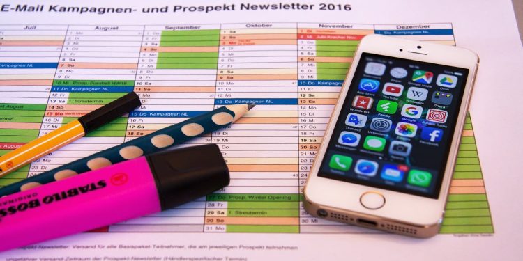 iPhone telefon na papiru na kome je newsletter