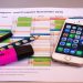 iPhone telefon na papiru na kome je newsletter